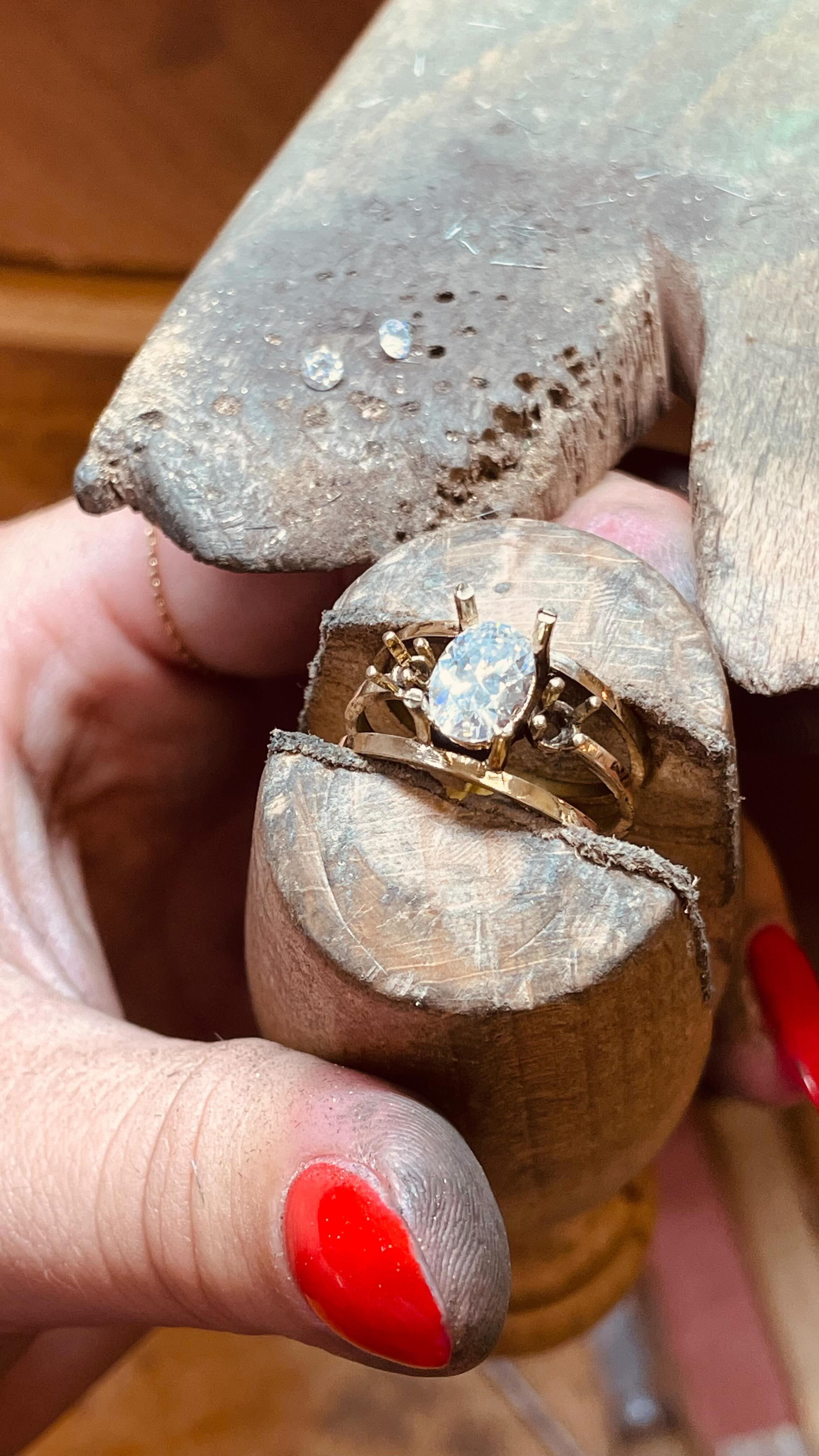 Polissage final de la bague en atelier