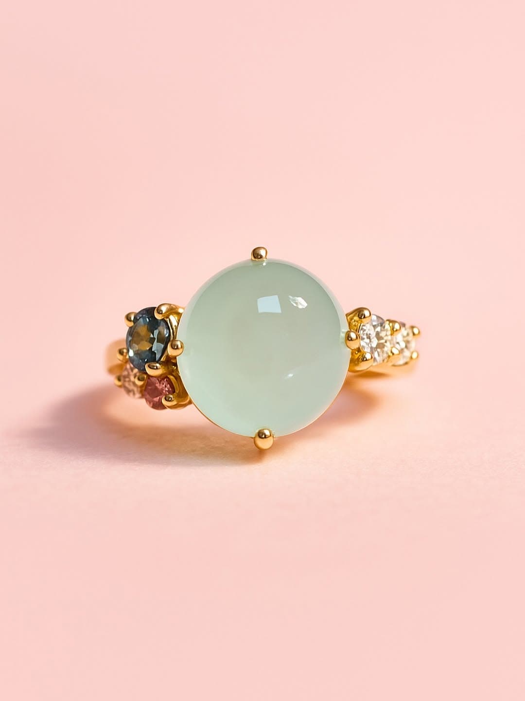 Bague Cocktail de Lisbonne — Or jaune 18kt · calcédoine · saphir · saphir rose · diamants